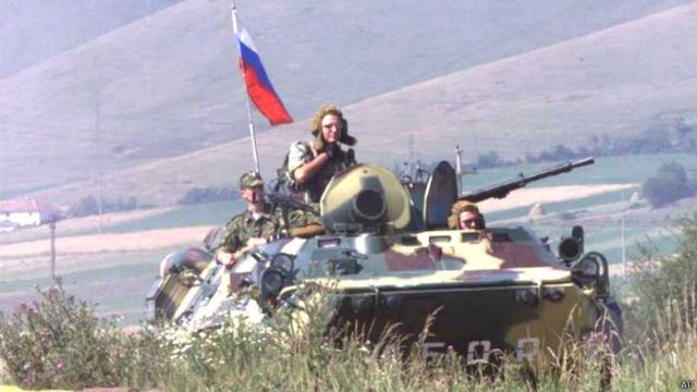 Российские десантники патрулируют периметр аэропорта Слатина (28 июня 1999 г.)