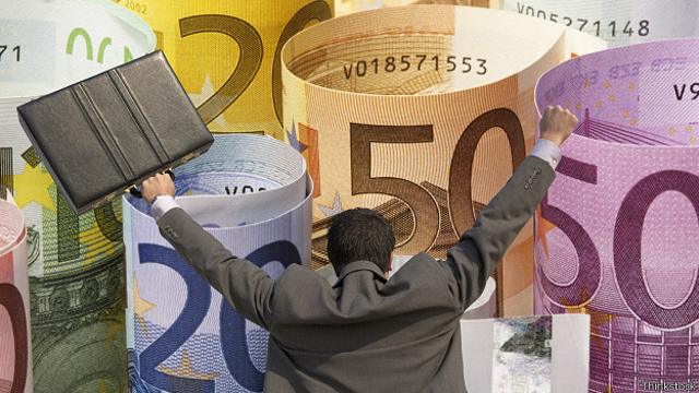 Бизнесмен радуется огромным купюрам евро