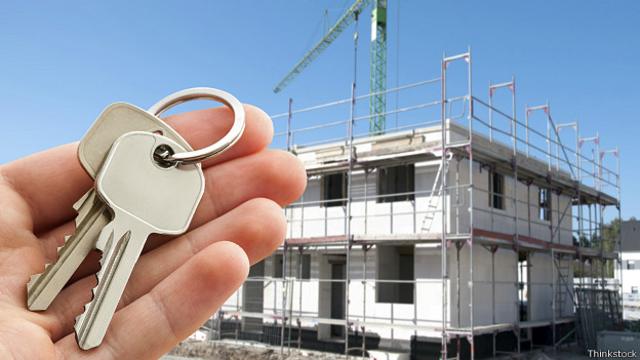 Ключи от нового дома в руке