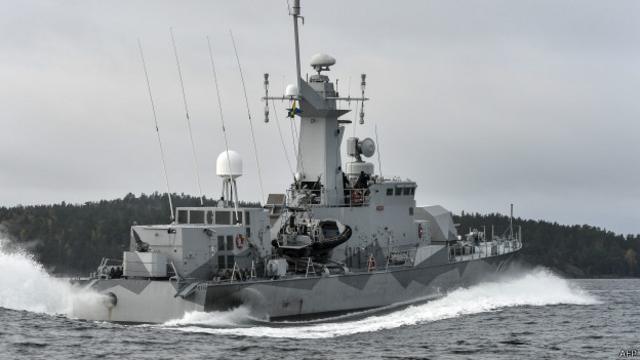Корвет "Стокгольм"  ищет подводную лодку