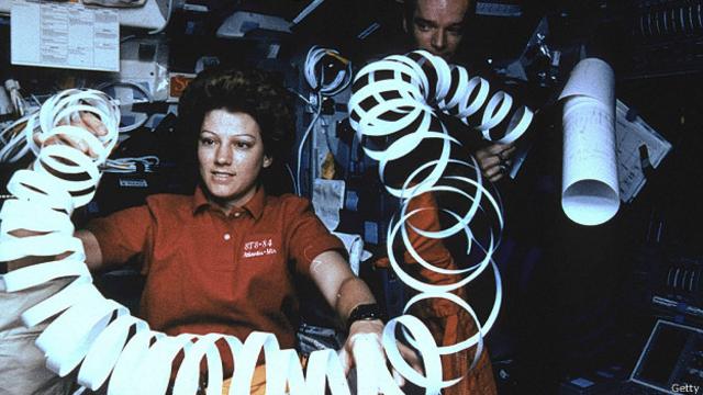 Астронавт Ейлин Коллинз пытается читать сообщение с Земли, из центра управления полетом