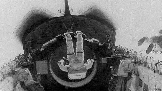 Астронавт шаттла Стори Макгрейв в открытом космосе