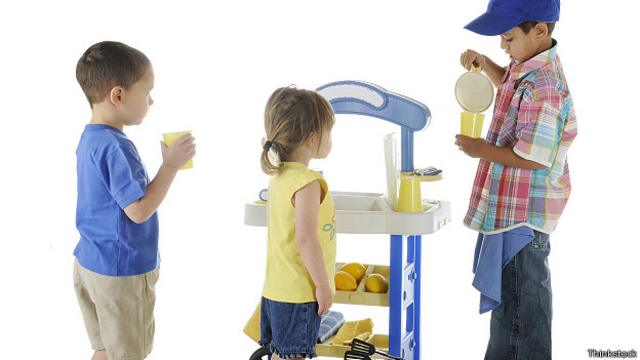 Ребенок наливает лимонад своим друзьям