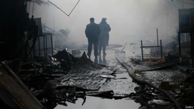 Сожженные палатки на сгоревшем рынке в Грозном