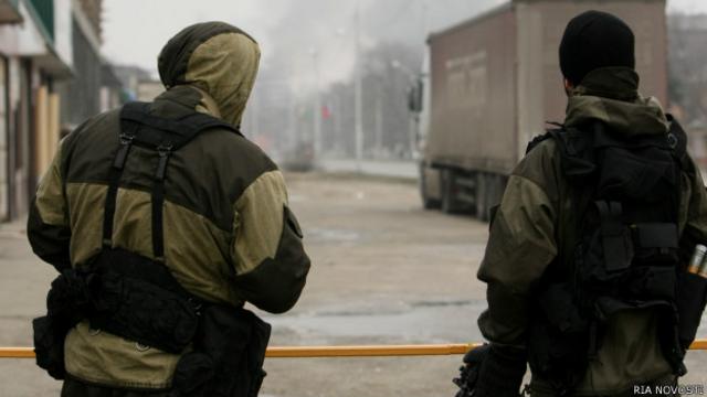 Сотрудники подразделения спецназа МВД Чеченской республики во время проведения спецоперации