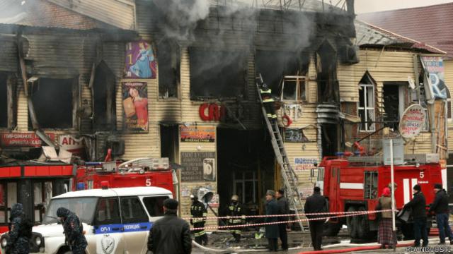 Пожарные расчеты тушат горящие торговые блоки рынка "Беркат" рядом со зданием Дома печати.