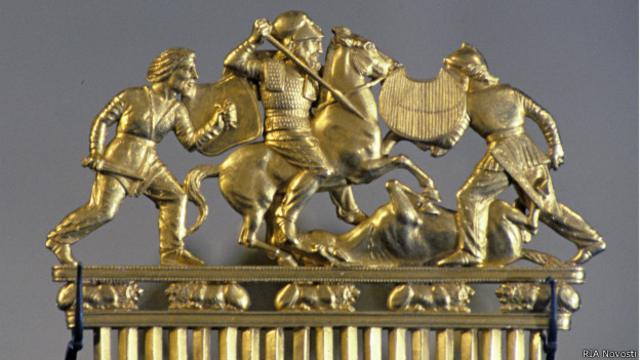 Скифское золото (фрагмент гребня с изображением батальной сцены) из коллекции Эрмитажа