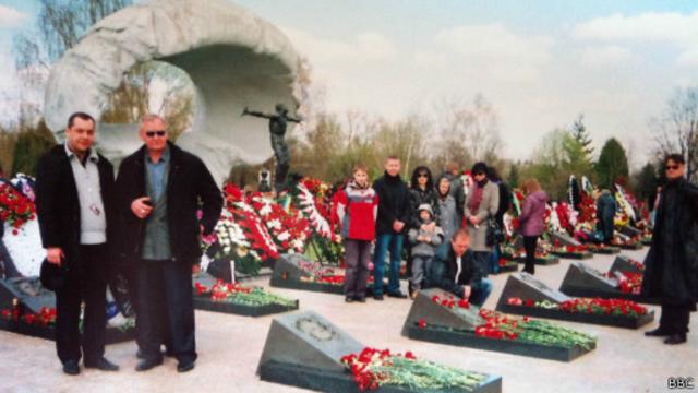 Родичі загиблих в аварії на ЧАЕС на Мітинському кладовищі у Москві (фото з сімейного архіву Ходимчуків)