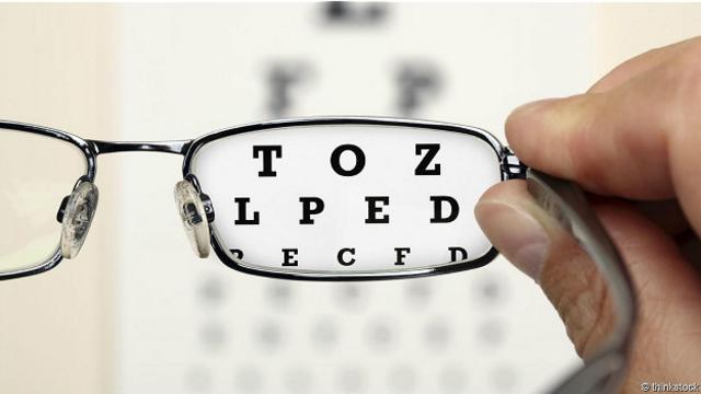 В таблицах для проверки остроты зрения используются черные буквы на белом фоне 
