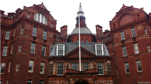 В старом старом здании больницы UCL сейчас расположились административные службы и лаборатории медиков-биохимиков