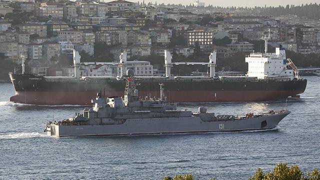 Танкер и российский военный БДК следуют через Босфор