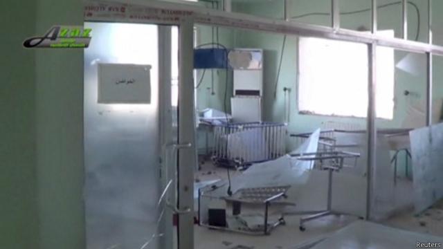 В результате другого авиаудара получила повреждения больница в городе Азаз на границе с Турцией