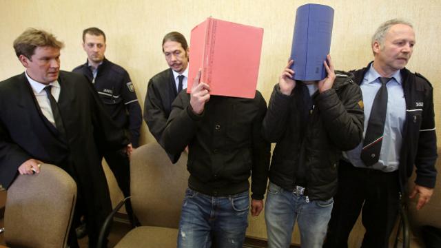 Подсудимые по делу о новогодних нападениях в Кельне закрывают лица