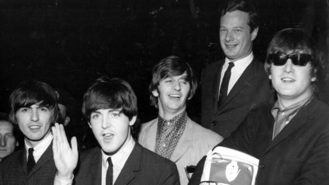 Брайан Эпстайн (в последнем ряду на фото) уговорил "битлов" продать права на свои произведения еще в самом начале карьеры группы