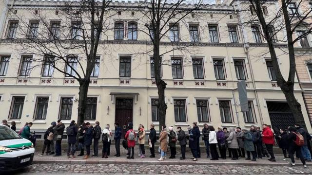 Очередь возле избирательного участка в посольстве России в Риге