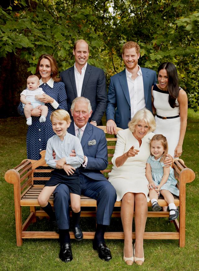 Официальная фотография принца Чарльза в саду его резиденции Кларенс-хаус по случаю его 70-летия