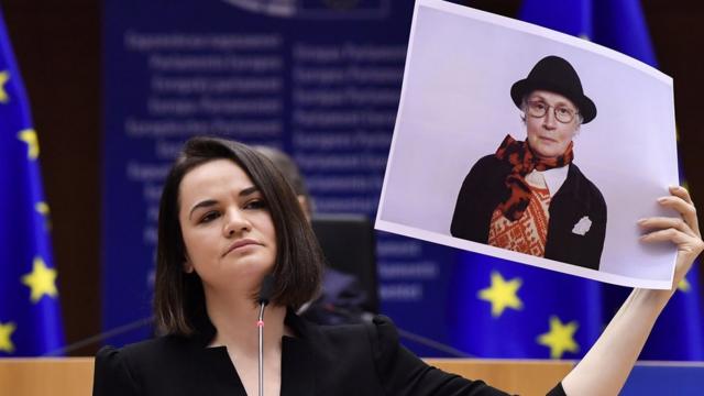 Светлана Тихановская во время выступления в Европарламенте показывала портреты протестующих
