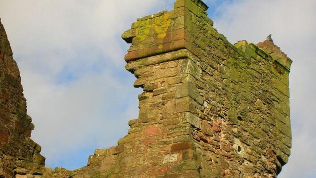 Развалины смотровой башни замка Сигейт в Шотландии