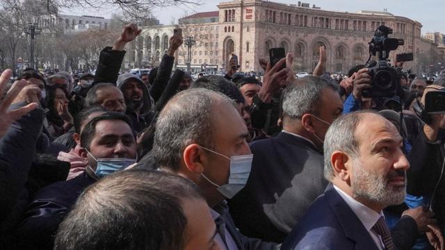 Никол Пашинян пришел к демонстрантам на площади в Ереване