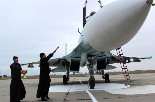 Священник РПЦ благословляет истребитель Су-27 в Крыму, 26 ноября 2014 г.