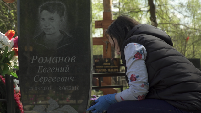 Валентина Романова, мама Жени Романова, на Николо-Архангельском кладбище в Москве.