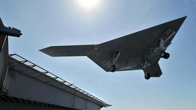 X-47B во время взлета с палубы авианосца