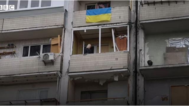 Olqa Malçevska BBC jurnalisti Kiyevdəki dağılmış evində olub. Rusiya-Ukrayna müharibəsi Ukraynalı jurnalist bombalanmış evinə gedib