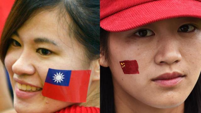 Девушки с флагами Китая и Тайваня