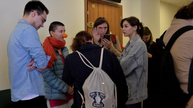 Поддержать Яну Пинчук в суд пришли около 30 человек
