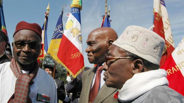 бывший президент Сенегала Абдулай Вад (в центре