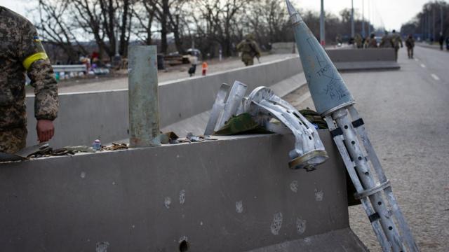 Оболочка российской кассетной бомбы на улице Николаева, 10 марта 2022 года