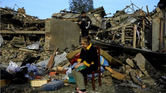 Жительница Гянджи Василе Мамедова на руинах своего дома, пострадавшего от ракетного удара Армении