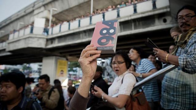 Бангкок, 2015 год. Книга Оруэлла в некоторых странах до сих пор - символ сопротивления тоталитаризму
