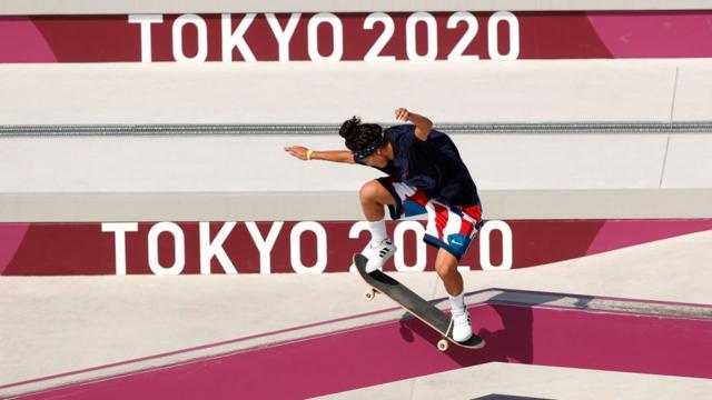 спортсмен на фоне логотипа Олимпиады
