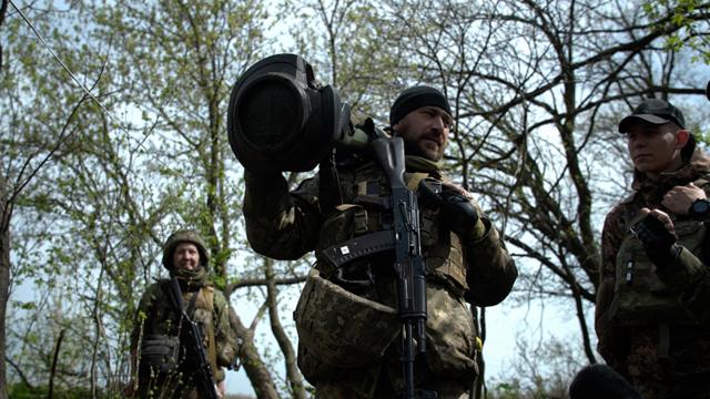 Украинский солдат с противотанковой ракетой британского производства