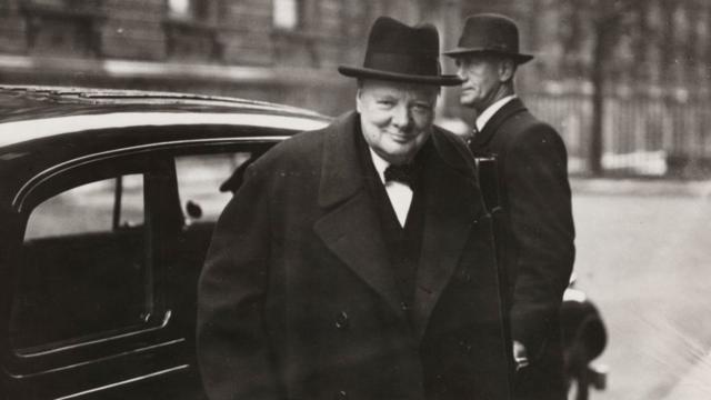 Сэр Уинстон Черчилль был премьер-министром Британии во время Второй мировой войны. Он умер в 1965 году.