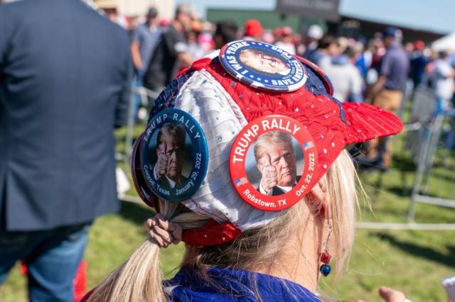 Женщина в кепке с портретом Трампа