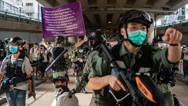 Полиция задерживает мужчину в Гонконге