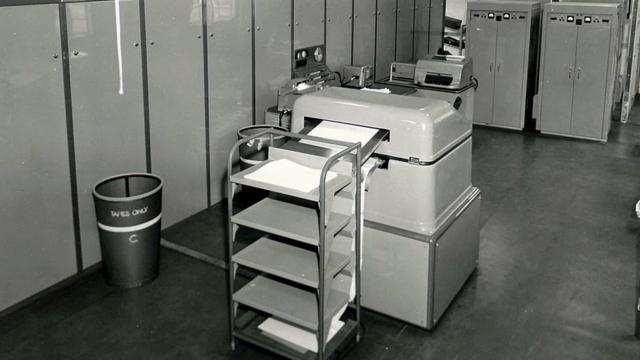 Первый компьютер, установленный в центре британской службы погоды в Данстейбле в 1959 году