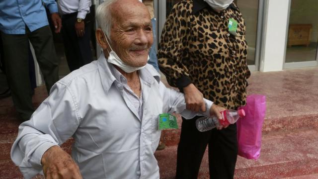 одна из жертв режима красных кхмеров Bou Meng (L), one of the few survivors of the Khmer Rouge imprisonment inside the S-21 Tuol Sleng camp,