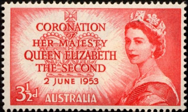Красная почтовая марка с портретом Елизаветы II