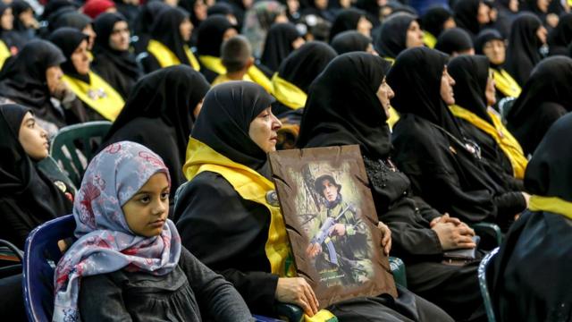 Ливанские женщины, поддерживающие "Хезболлу", слушают в Бейруте выступление Хасана Насраллы, посвященное отставке Саада Харири
