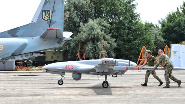 "Байрактар" на военно-воздушной базе в Украине. Фото 2021 года