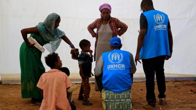 Сотрудники агентства ООН по делам беженцев помогают жителям Эфиопии, бежавшим из района конфликта