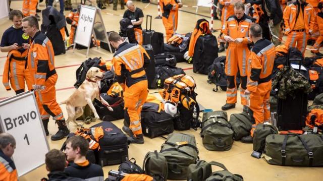 Швейцарские спасатели и служебные собаки