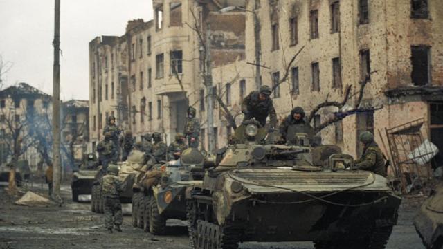 Российские танки на улице Грозного, февраль 1995 года