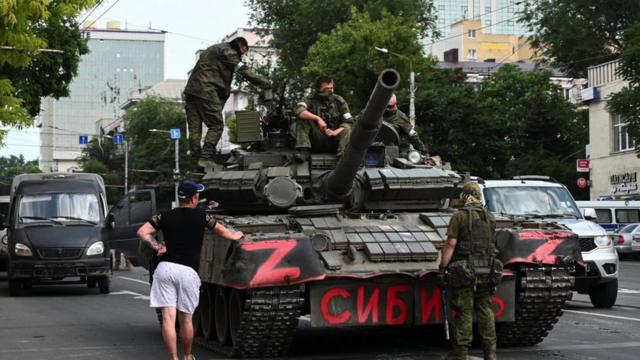 Найманці ПВК "Вагнер" перекрили вулицю біля штабу Південного військового округу в Ростові