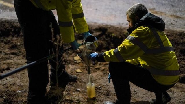 Эксперты Агентства по охране окружающей среды берут пробы воды в Солтберне