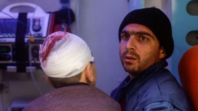 Людям, пострадавшим во время утреннего землетрясения, оказывали помощь в больнице Баб-эль-Хава - недалеко от контролируемого сирийскими повстанцами пункта пересечения границы с Турцией.