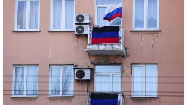 Флаги России и ДНР на здании в Донецке